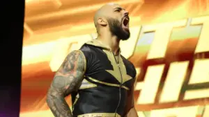 AEW é criticada pelo silêncio de Tony Khan sobre a polêmica envolvendo Ricochet