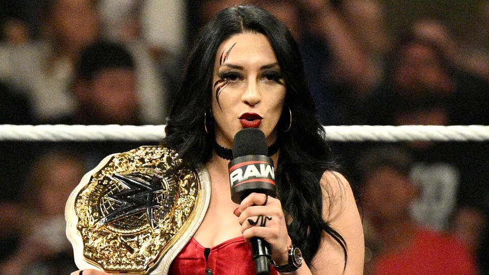 Stephanie Vaquer revela lesão no tornozelo durante o WWE RAW