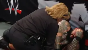 Bronson Reed se lesiona em combate decisivo no WWE RAW