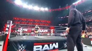 Homem encapuzado volta a atacar a The Vision no WWE RAW