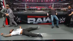 CM Punk se vinga de Roman Reigns e o ataca de forma brutal no WWE RAW