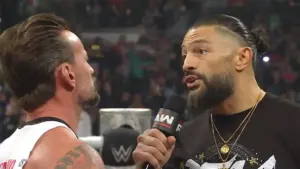 CM Punk se descontrola e ataca Roman Reigns no WWE RAW