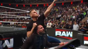 Gunther faz retorno surpresa no WWE RAW e destrói Seth Rollins