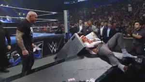 Randy Orton passa por heel turn e destrói Cody Rhodes no WWE SmackDown