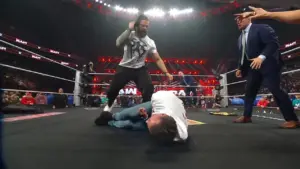 Roman Reigns ataca CM Punk de forma brutal no WWE RAW