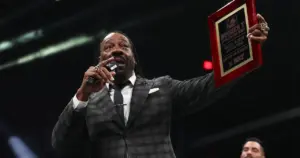 Booker T nega que homenagem da WWE tenha relação com polêmico prêmio do WON
