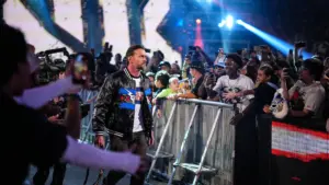 CM Punk é acusado de dar um tapa no rosto de um fã durante a WWE WrestleMania 42