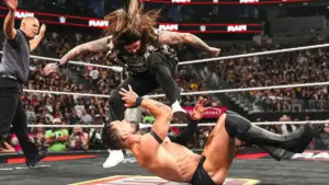 Finn Bálor exibe corte sofrido na boca no WWE RAW