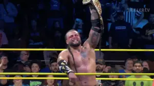 Mike Santana pode estar próximo de assinar com a WWE